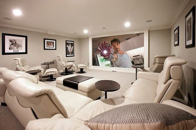 Imagen de cine en casa cerrado contemporáneo de tamaño medio con paredes grises, moqueta, pared multimedia y suelo blanco