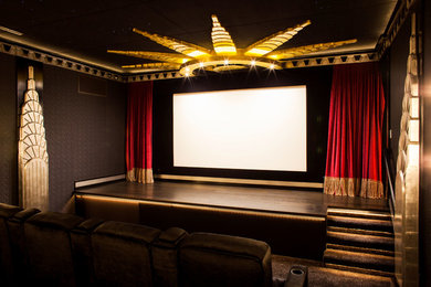 Aménagement d'une salle de cinéma rétro avec parquet foncé.