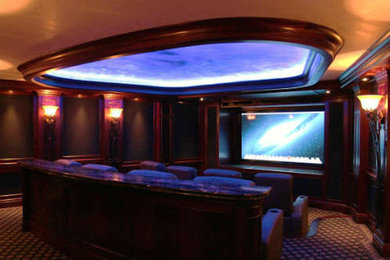 Exemple d'une salle de cinéma chic avec moquette.