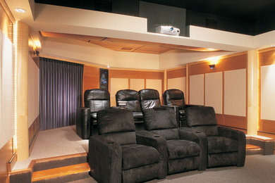 Diseño de cine en casa cerrado clásico grande con paredes beige, moqueta y pared multimedia