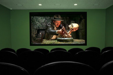 Foto de cine en casa extra grande con pantalla de proyección