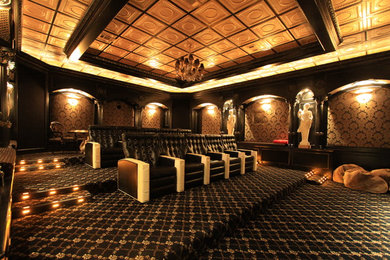 Ejemplo de cine en casa cerrado clásico extra grande con paredes multicolor, moqueta, suelo multicolor y televisor colgado en la pared