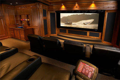 Diseño de cine en casa cerrado clásico grande con paredes marrones, moqueta y pantalla de proyección