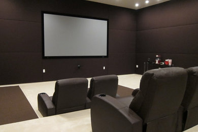 Idee per un grande home theatre minimalista chiuso con pareti marroni, moquette e schermo di proiezione