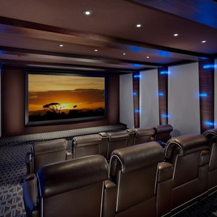 Diseño de cine en casa cerrado, tradicional, de tamaño medio, con paredes marrones, moqueta, pantalla de proyección y suelo multicolor