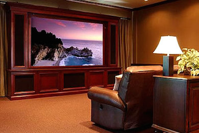 Diseño de cine en casa tradicional con paredes marrones, moqueta y pared multimedia