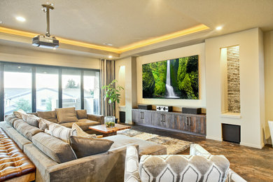Modelo de cine en casa cerrado grande con paredes beige y pantalla de proyección