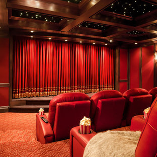 Inspiration pour une très grand salle de cinéma traditionnelle fermée avec un mur rouge, moquette et un écran de projection.