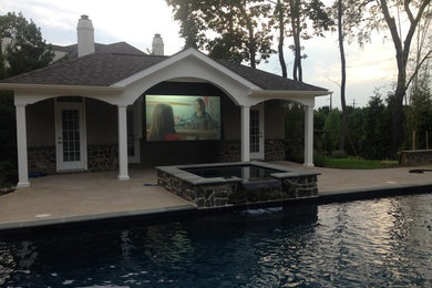 Foto de cine en casa abierto minimalista extra grande con paredes azules, suelo de cemento y pantalla de proyección