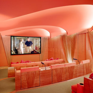 Idee per un home theatre tropicale chiuso con pareti rosa, moquette, TV a parete e pavimento verde