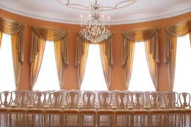 Immagine di un'ampia sala da pranzo tradizionale con pareti arancioni