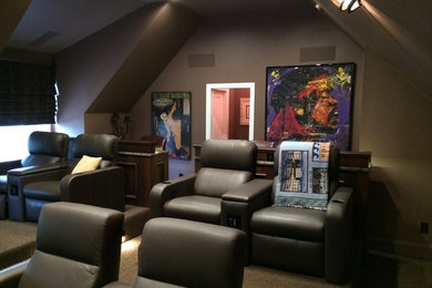 Imagen de cine en casa cerrado contemporáneo de tamaño medio con paredes marrones, moqueta, pared multimedia y suelo marrón