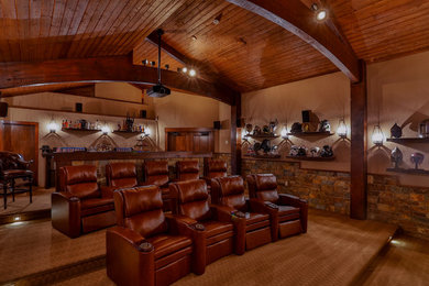 Modelo de cine en casa cerrado rural grande con paredes marrones, moqueta, pantalla de proyección y suelo marrón