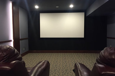 На фото: домашний кинотеатр в стиле модернизм