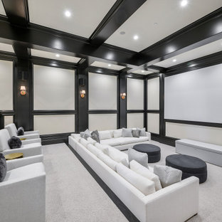 Foto de cine en casa cerrado, contemporáneo, con paredes blancas, moqueta, pantalla de proyección y suelo gris