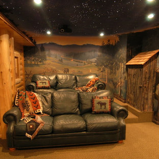 Foto di un grande home theatre chic chiuso con moquette, schermo di proiezione e pareti multicolore