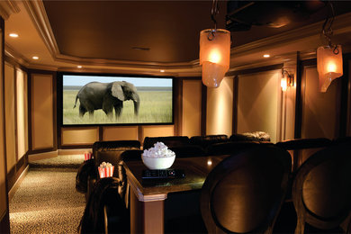 Diseño de cine en casa cerrado clásico renovado de tamaño medio con paredes marrones, moqueta y pantalla de proyección