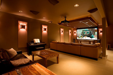 他の地域にある広いコンテンポラリースタイルのおしゃれなオープンシアタールーム (プロジェクタースクリーン、茶色い壁、カーペット敷き、茶色い床) の写真