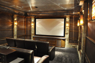Ejemplo de cine en casa cerrado tradicional de tamaño medio con moqueta, pantalla de proyección, paredes marrones y suelo gris