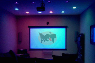 Diseño de cine en casa cerrado con paredes beige y pantalla de proyección
