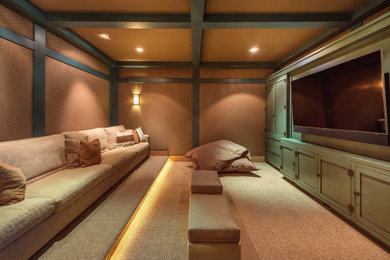 Modelo de cine en casa cerrado rústico grande con paredes marrones, moqueta, pared multimedia y suelo gris
