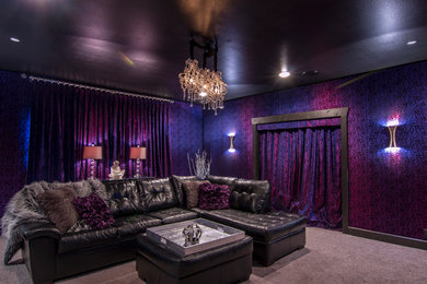Modelo de cine en casa bohemio de tamaño medio con paredes púrpuras, moqueta y pared multimedia
