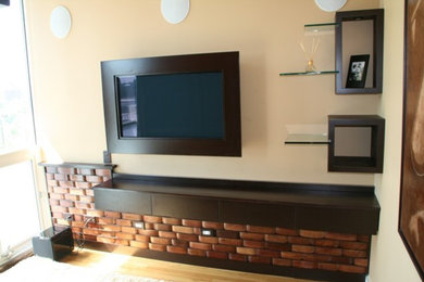 Imagen de cine en casa abierto ecléctico extra grande con paredes beige, suelo de madera clara y televisor colgado en la pared