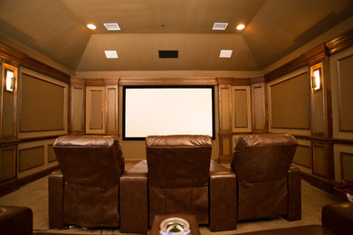 На фото: домашний кинотеатр в классическом стиле с проектором с