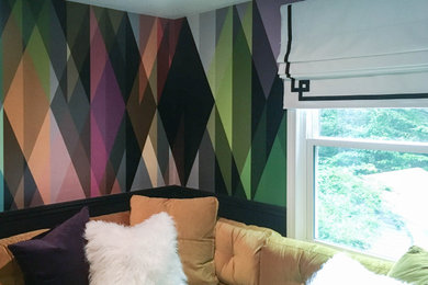Ejemplo de cine en casa cerrado retro pequeño con paredes multicolor, moqueta, televisor colgado en la pared y suelo gris