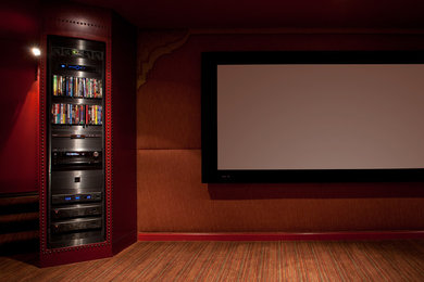 Diseño de cine en casa cerrado mediterráneo grande con parades naranjas, moqueta y pantalla de proyección