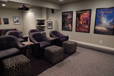 Ejemplo de cine en casa cerrado clásico renovado grande con paredes grises, moqueta, pantalla de proyección y suelo gris