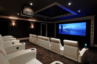 Ejemplo de cine en casa cerrado clásico con moqueta y pantalla de proyección