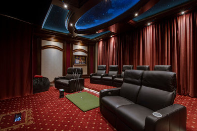 На фото: изолированный домашний кинотеатр в классическом стиле с ковровым покрытием и разноцветным полом