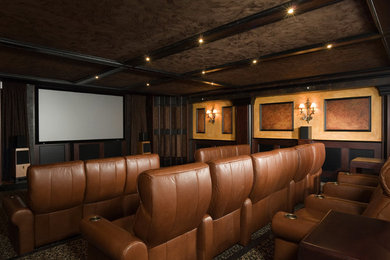 Imagen de cine en casa cerrado clásico grande con paredes marrones, moqueta y pantalla de proyección