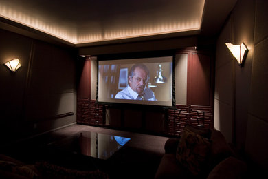 Aménagement d'une salle de cinéma contemporaine de taille moyenne et fermée avec un mur gris, moquette et un écran de projection.