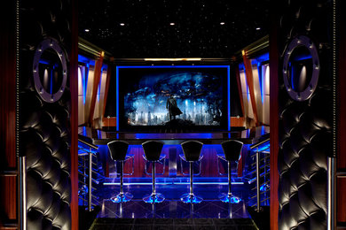 Modelo de cine en casa cerrado minimalista extra grande con pantalla de proyección, suelo negro, paredes grises y suelo de baldosas de cerámica