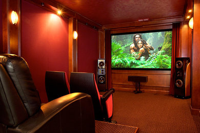 На фото: изолированный домашний кинотеатр среднего размера в стиле неоклассика (современная классика) с красными стенами, ковровым покрытием и телевизором на стене