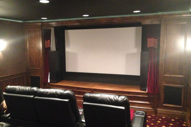 Foto di un grande home theatre chic chiuso con pareti marroni, moquette e schermo di proiezione