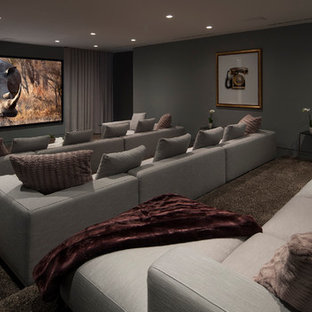 Modernes Heimkino mit grauer Wandfarbe, Teppichboden, Wand-TV und braunem Boden in Orange County