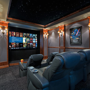 Foto de cine en casa cerrado, tradicional, con paredes azules y pantalla de proyección