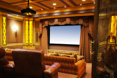 Imagen de cine en casa cerrado clásico renovado grande con pantalla de proyección