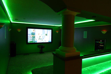 Imagen de cine en casa cerrado contemporáneo de tamaño medio con moqueta, pantalla de proyección y suelo gris
