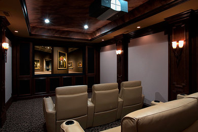 На фото: изолированный домашний кинотеатр среднего размера в классическом стиле с коричневыми стенами, ковровым покрытием, проектором и коричневым полом с