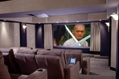 Modelo de cine en casa cerrado grande con paredes púrpuras, moqueta y pantalla de proyección