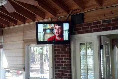 アトランタにあるおしゃれな独立型シアタールーム (壁掛け型テレビ) の写真