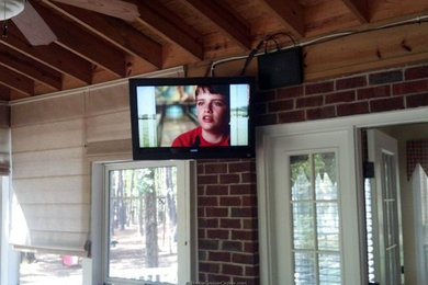 Modelo de cine en casa cerrado con televisor colgado en la pared