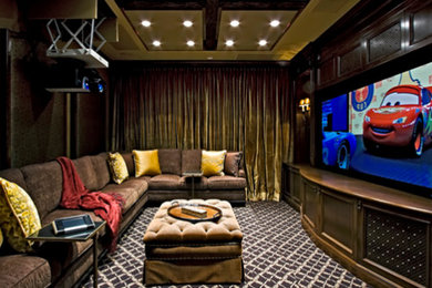 Diseño de cine en casa cerrado grande con paredes marrones, moqueta y pantalla de proyección