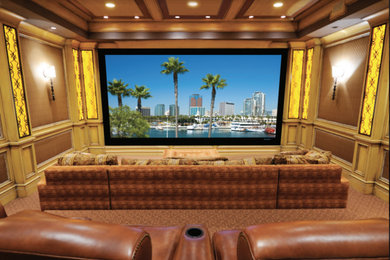 Imagen de cine en casa cerrado clásico de tamaño medio con paredes marrones, moqueta, pantalla de proyección y suelo marrón