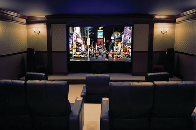 На фото: домашний кинотеатр в стиле модернизм