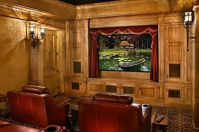 Modelo de cine en casa cerrado tradicional de tamaño medio con paredes rojas, moqueta y pantalla de proyección